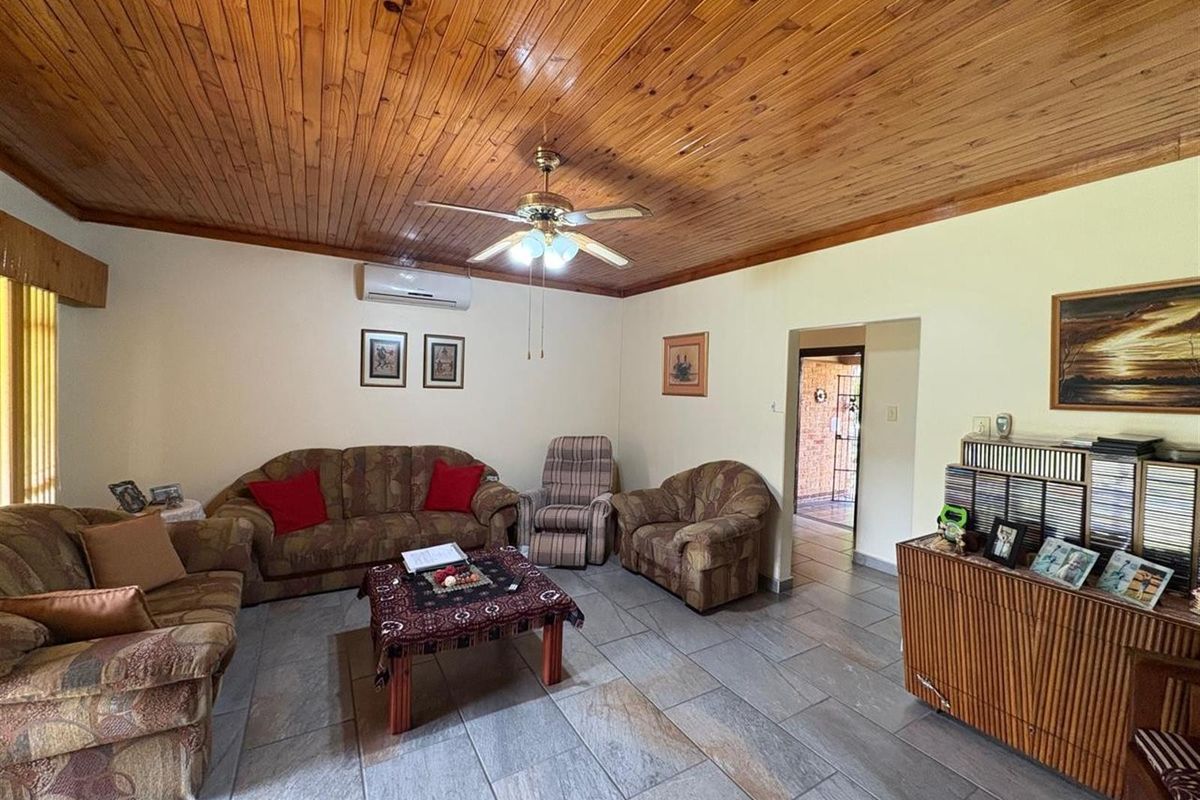 Beautiful Home For Sale in Huttenheights, Newcastle, KwaZulu Natal - Photo 5