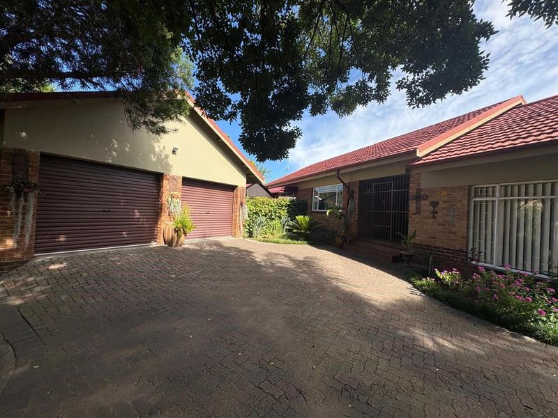 Beautiful Home For Sale in Huttenheights, Newcastle, KwaZulu Natal - Photo 2