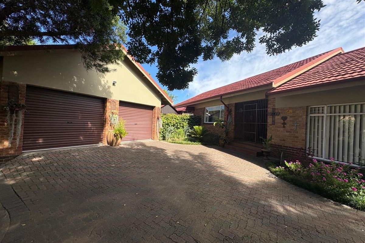 Beautiful Home For Sale in Huttenheights, Newcastle, KwaZulu Natal - Photo 2