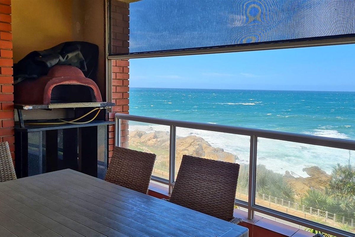 Luxury 4 Bedroom Beachfront Apartment in Lawrence Rocks - Photo 4