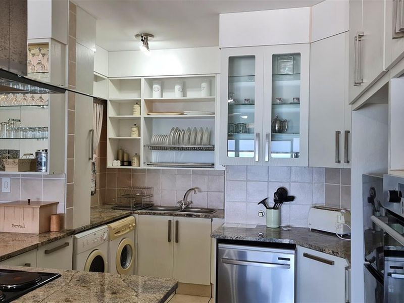 Luxury 4 Bedroom Beachfront Apartment in Lawrence Rocks - Photo 10