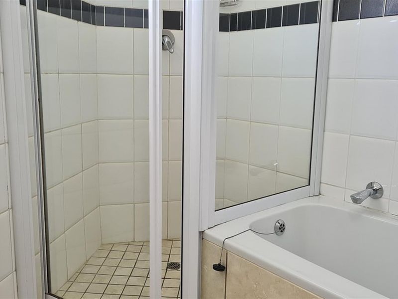 Luxury 4 Bedroom Beachfront Apartment in Lawrence Rocks - Photo 7