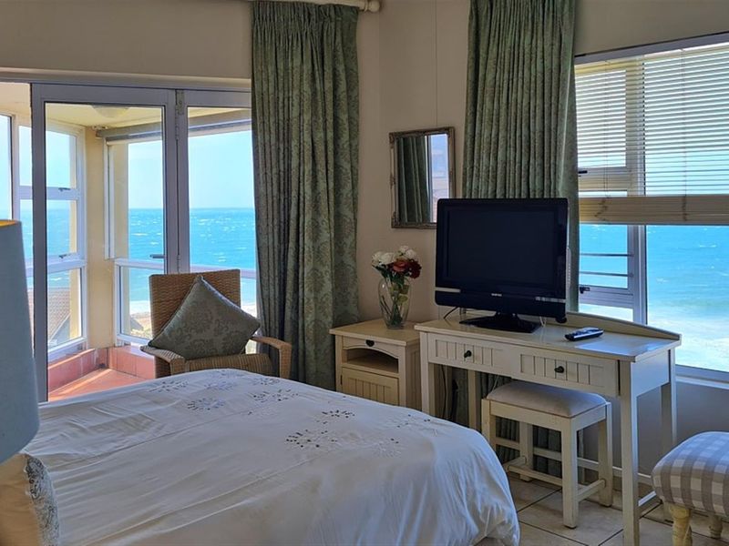 Luxury 4 Bedroom Beachfront Apartment in Lawrence Rocks - Photo 6