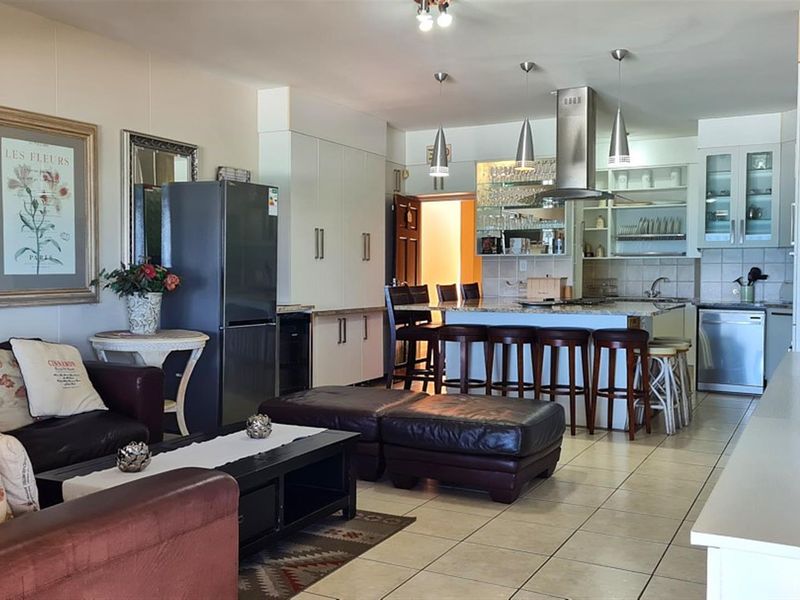 Luxury 4 Bedroom Beachfront Apartment in Lawrence Rocks - Photo 5