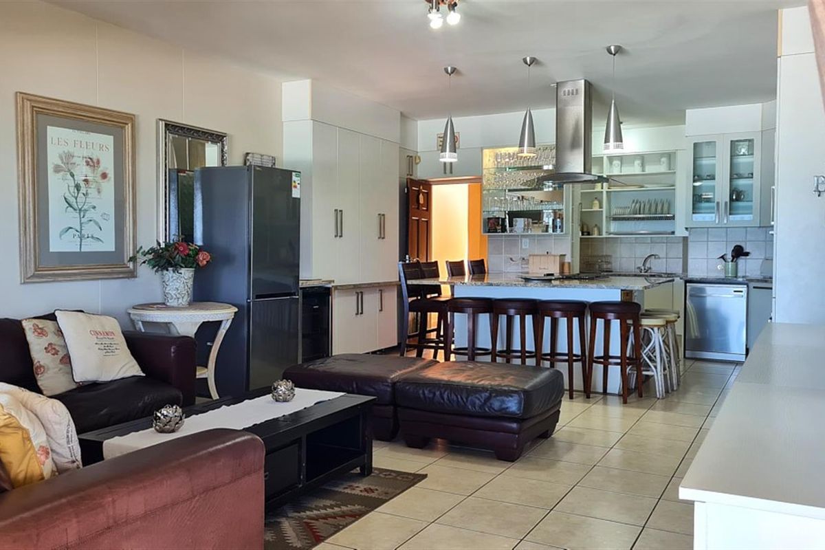 Luxury 4 Bedroom Beachfront Apartment in Lawrence Rocks - Photo 5