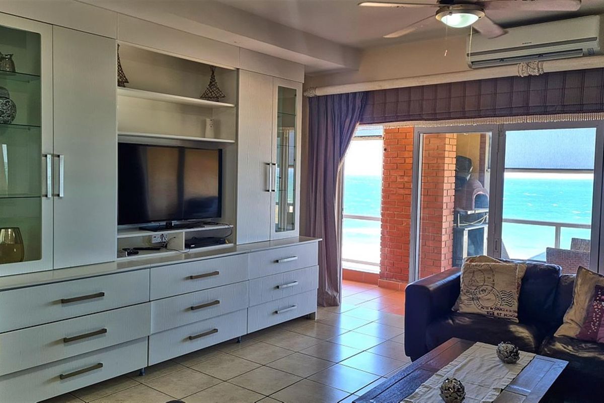 Luxury 4 Bedroom Beachfront Apartment in Lawrence Rocks - Photo 2