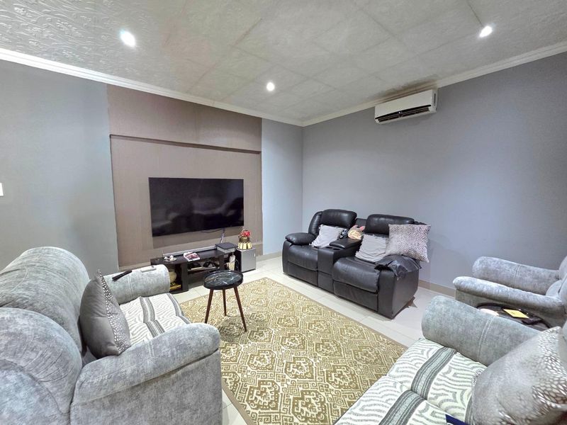 Elegant Family Living - Photo 9