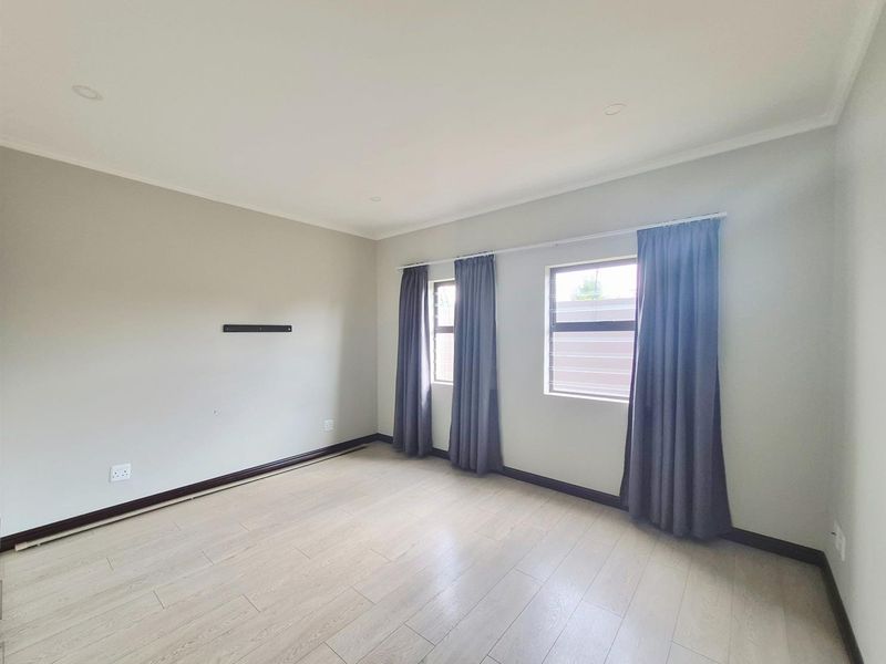 Sophisticated Lock-Up-and-Go Unit with Double Garage and Private Garden - Photo 10