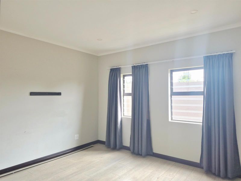 Sophisticated Lock-Up-and-Go Unit with Double Garage and Private Garden - Photo 8