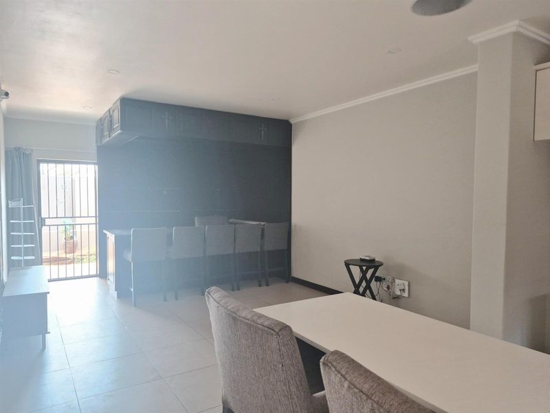 Sophisticated Lock-Up-and-Go Unit with Double Garage and Private Garden - Photo 5