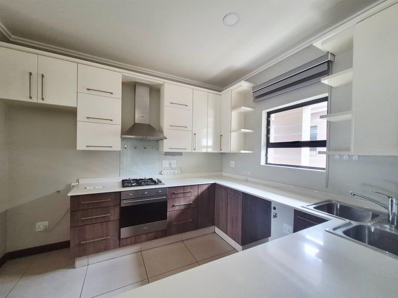 Sophisticated Lock-Up-and-Go Unit with Double Garage and Private Garden - Photo 3