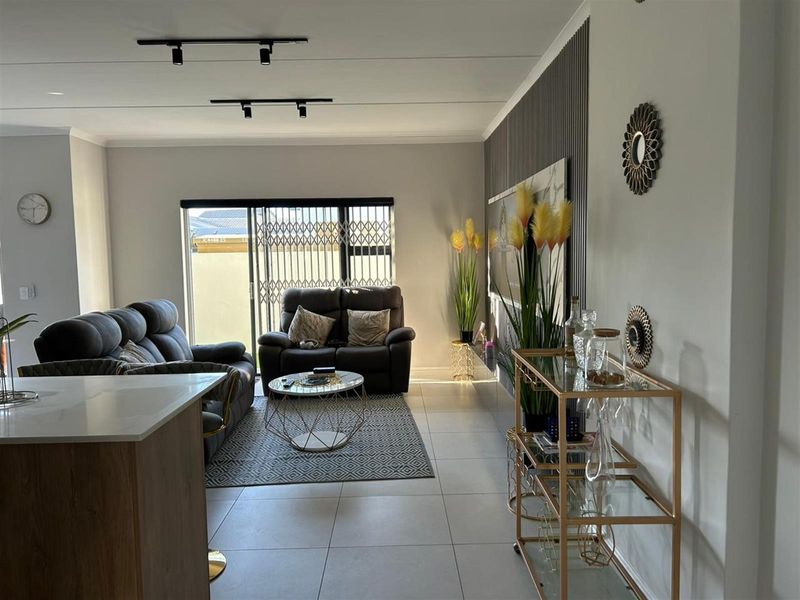 Fully Furnished 3-Bedroom Home with Private Courtyard in Secure Sandown Estate - Photo 4