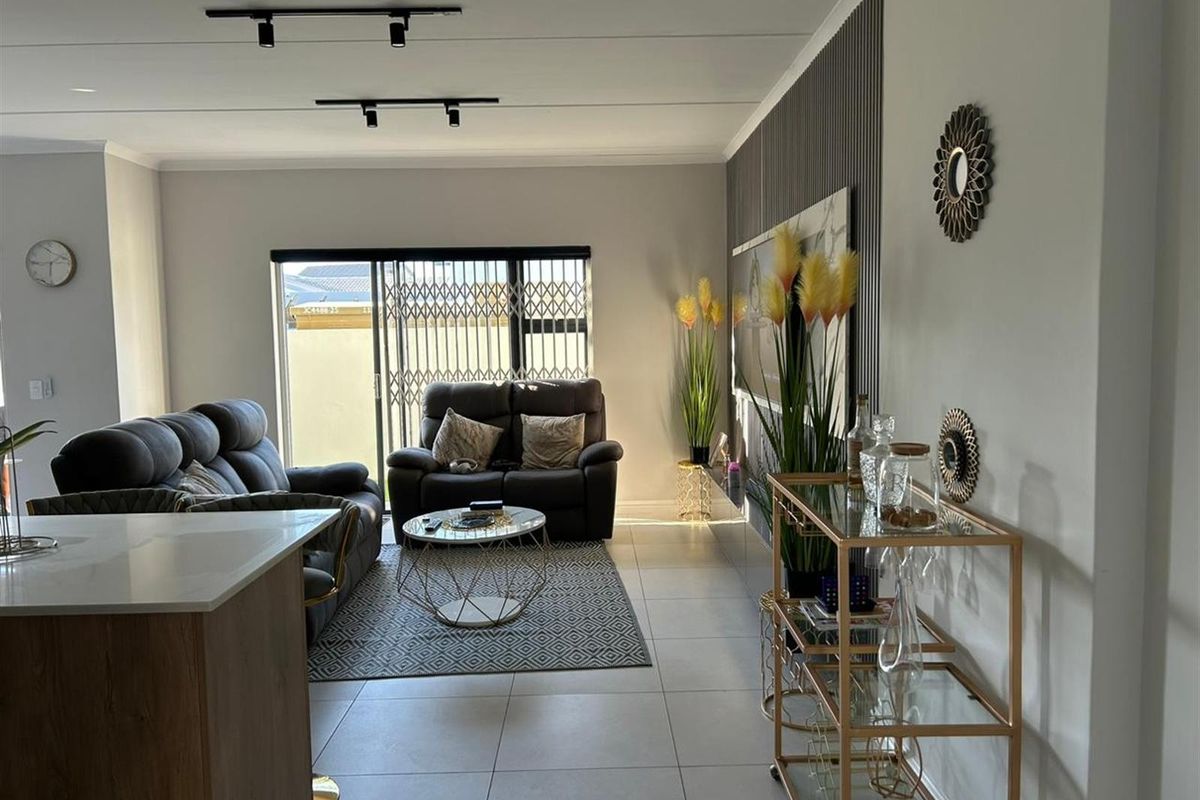 Fully Furnished 3-Bedroom Home with Private Courtyard in Secure Sandown Estate - Photo 4