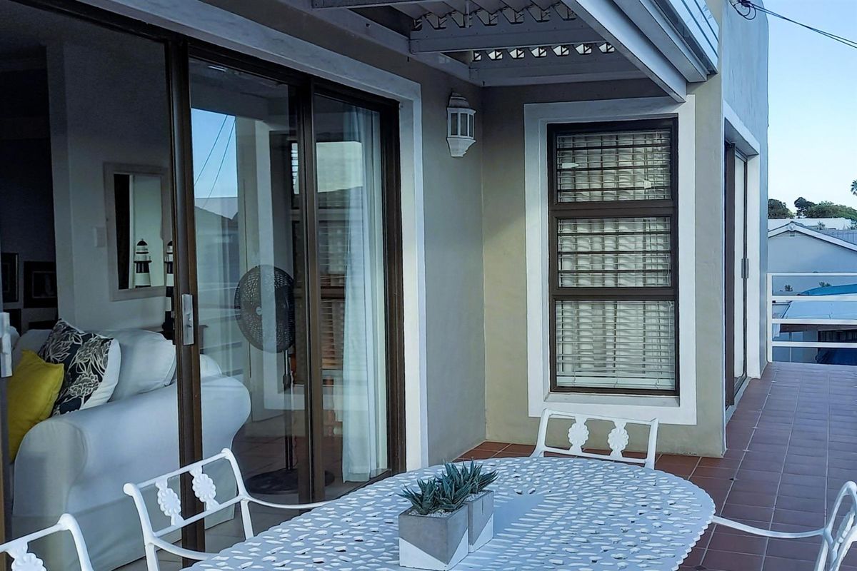 UNDER OFFER - Elevated Coastal Living, Ocean Views And Private Income Suite in Voelklip, Hermanus! - Photo 3