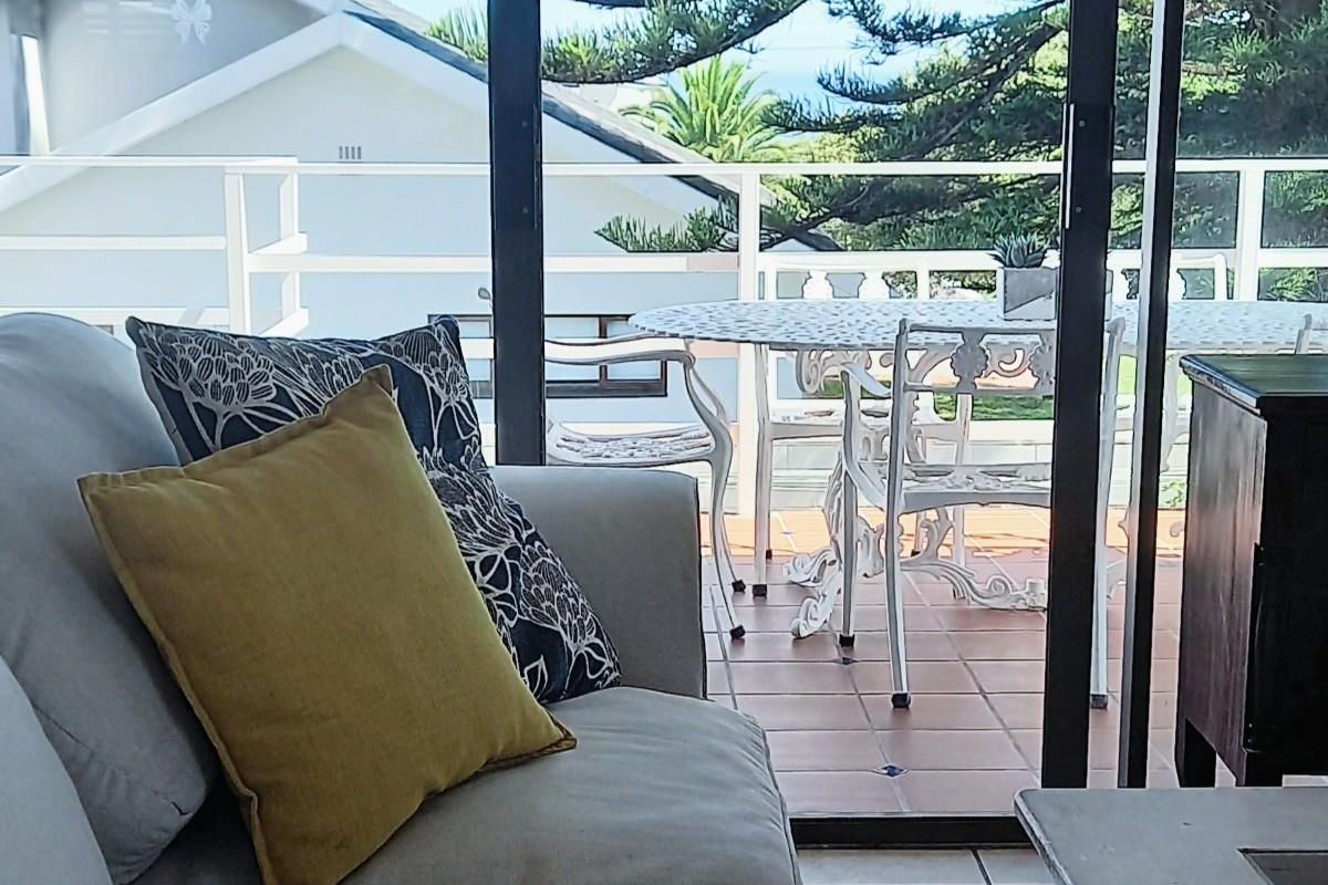 UNDER OFFER - Elevated Coastal Living, Ocean Views And Private Income Suite in Voelklip, Hermanus! - Photo 4