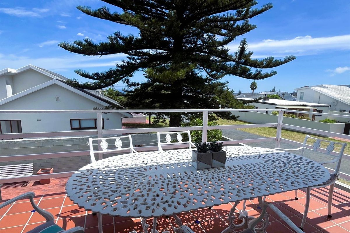 UNDER OFFER - Elevated Coastal Living, Ocean Views And Private Income Suite in Voelklip, Hermanus! - Photo 2