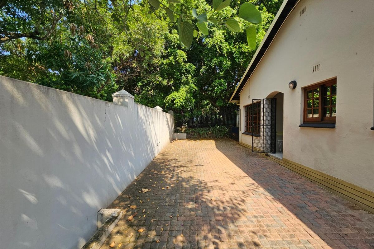 Spacious Home with 2 bed Cottage in West Acres Ext 3 Nelspruit Mpumalanga - Photo 2