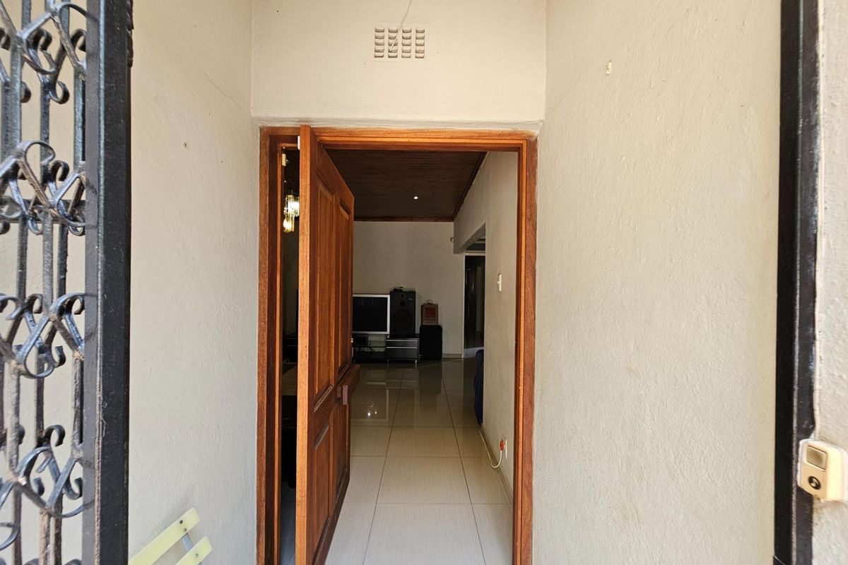 Spacious Home with 2 bed Cottage in West Acres Ext 3 Nelspruit Mpumalanga - Photo 4