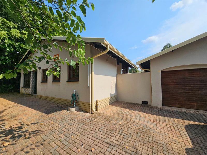 Spacious Home with 2 bed Cottage in West Acres Ext 3 Nelspruit Mpumalanga - Photo 3