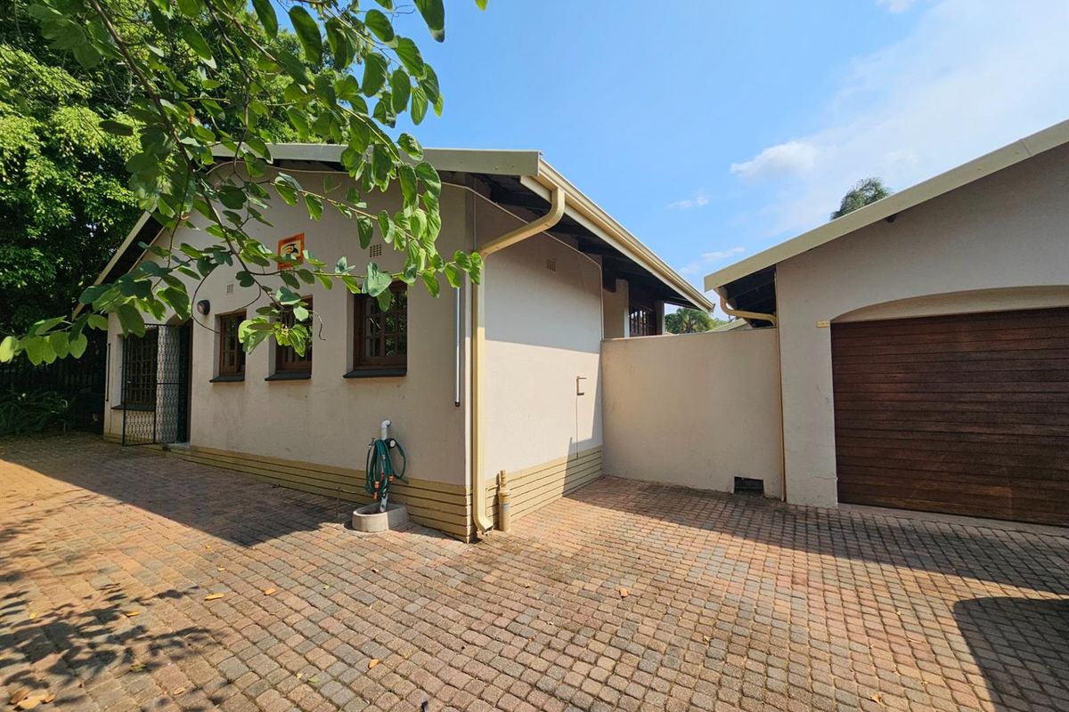Spacious Home with 2 bed Cottage in West Acres Ext 3 Nelspruit Mpumalanga - Photo 3