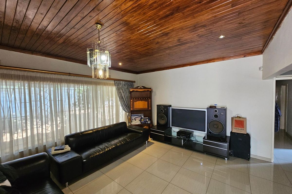 Spacious Home with 2 bed Cottage in West Acres Ext 3 Nelspruit Mpumalanga - Photo 5