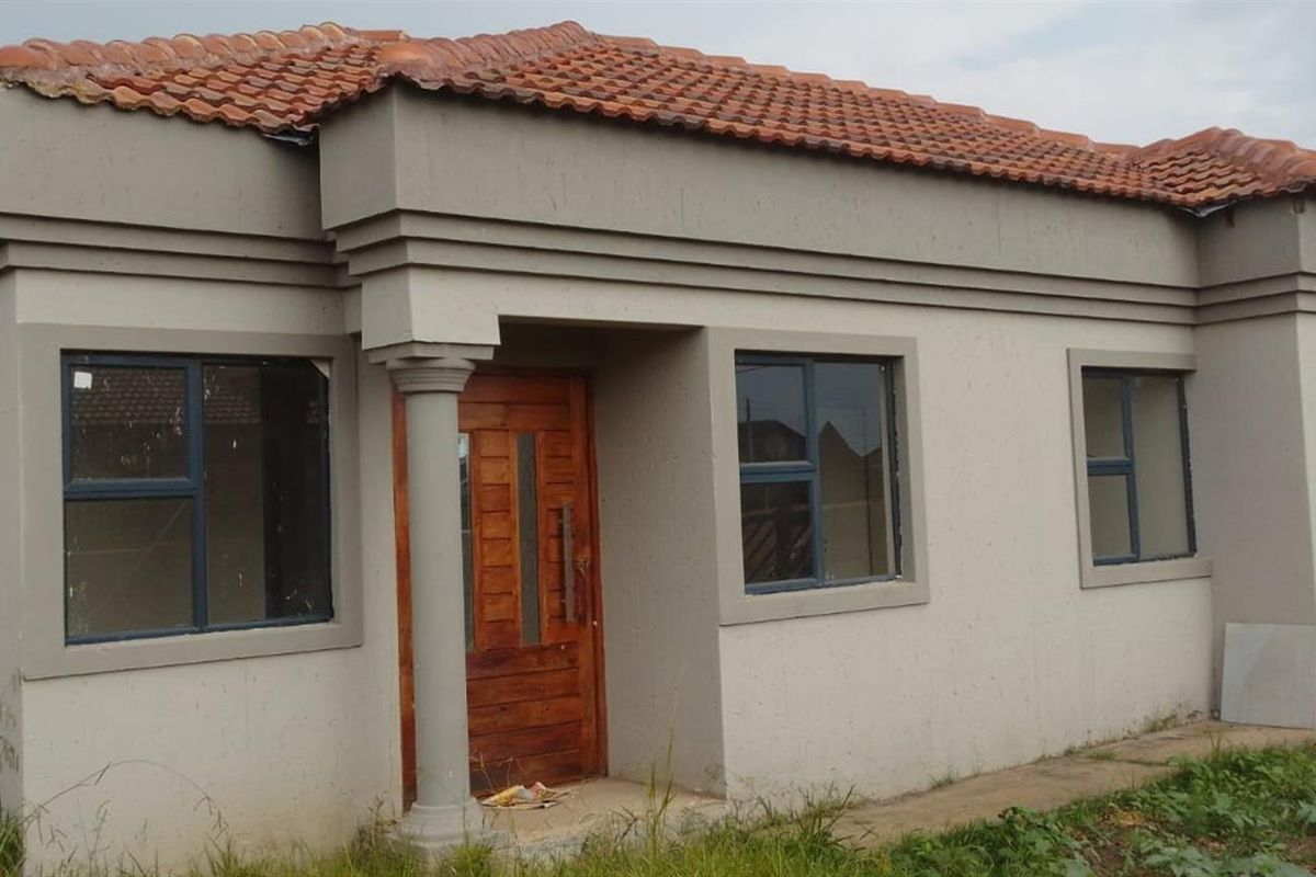 House For Sale in Golden Gardens, Sebokeng - Photo 2
