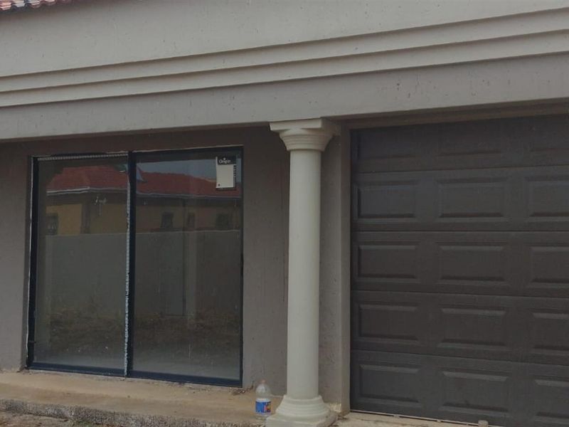 House For Sale in Golden Gardens, Sebokeng - Photo 4