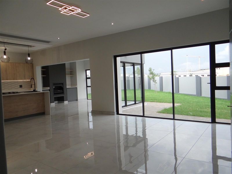 4 Bedroom House For Sale in Fountainbrook Estate, Midstream Estate, Centurion - Photo 7