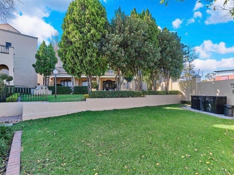 Breathtaking 2 bedroom loft - Photo 2