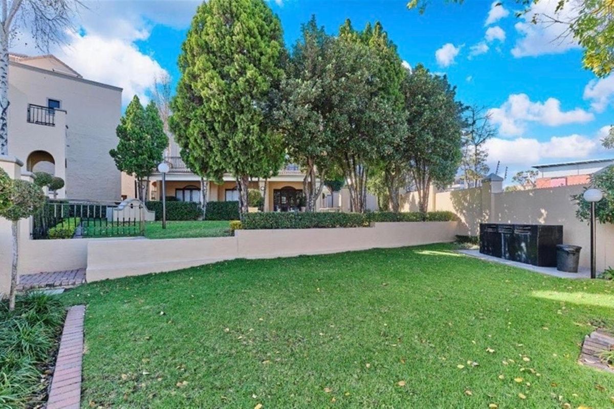 Breathtaking 2 bedroom loft - Photo 2