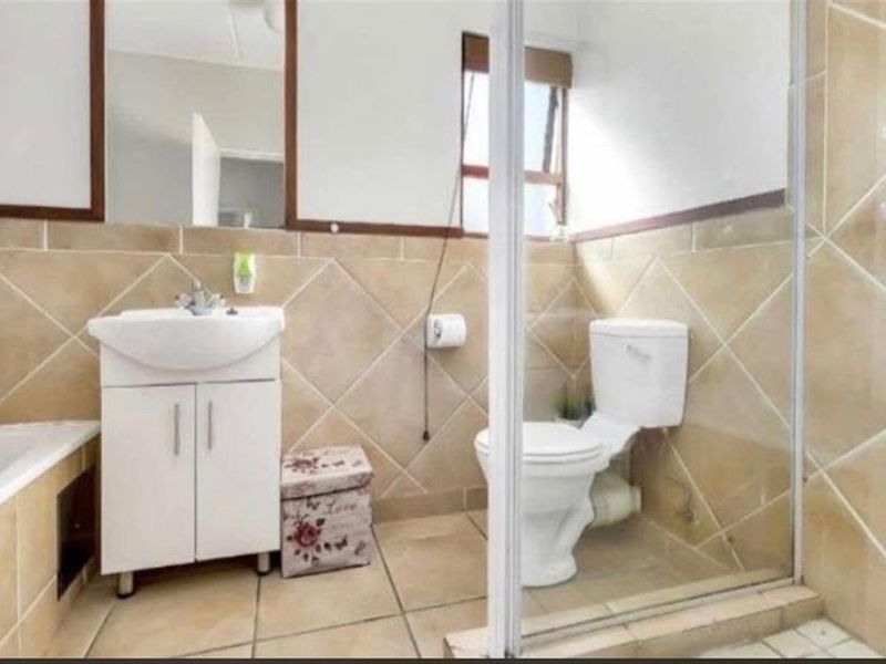 Breathtaking 2 bedroom loft - Photo 5