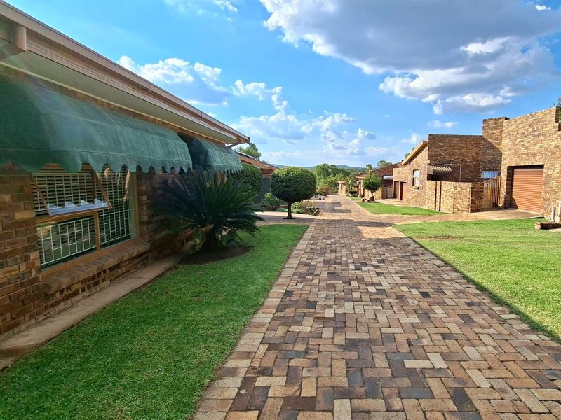 Neat, low-maintenance 3 bedroom face-brick Townhouse - Photo 4