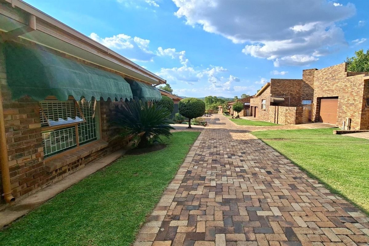 Neat, low-maintenance 3 bedroom face-brick Townhouse - Photo 4