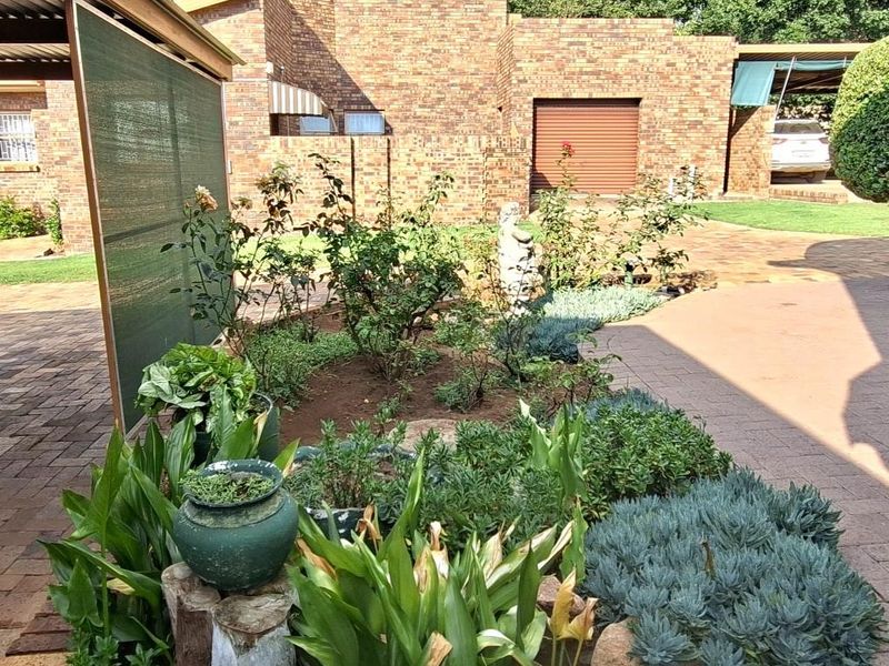 Neat, low-maintenance 3 bedroom face-brick Townhouse - Photo 5