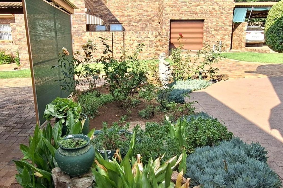 Neat, low-maintenance 3 bedroom face-brick Townhouse - Photo 5