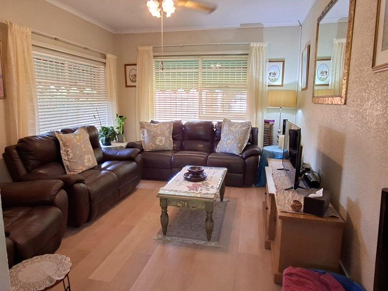 Neat, low-maintenance 3 bedroom face-brick Townhouse - Photo 10