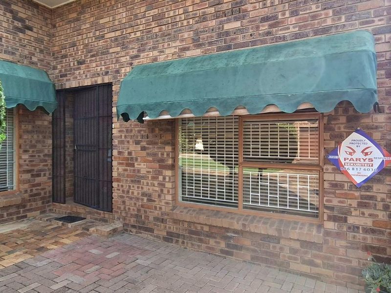 Neat, low-maintenance 3 bedroom face-brick Townhouse - Photo 2