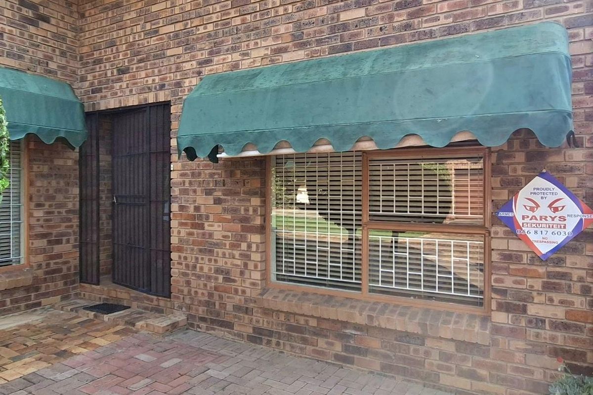 Neat, low-maintenance 3 bedroom face-brick Townhouse - Photo 2