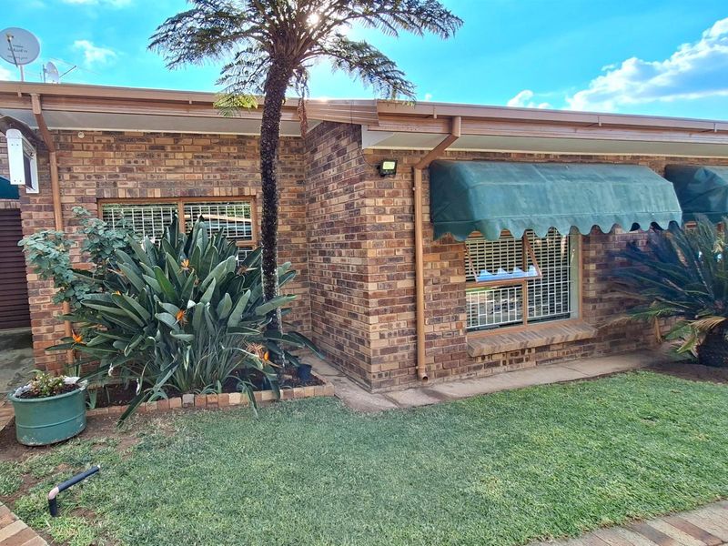 Neat, low-maintenance 3 bedroom face-brick Townhouse - Photo 3