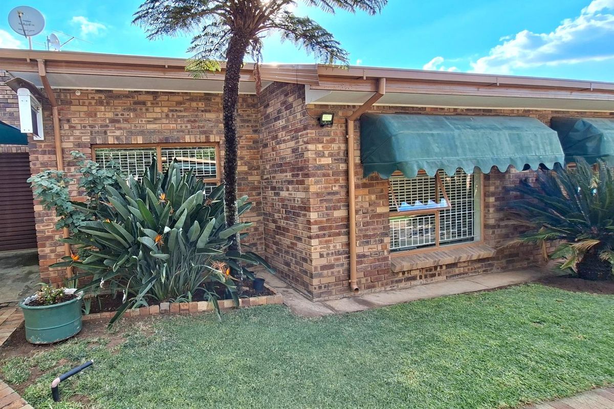 Neat, low-maintenance 3 bedroom face-brick Townhouse - Photo 3