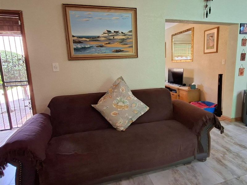 Neat, low-maintenance 3 bedroom face-brick Townhouse - Photo 9