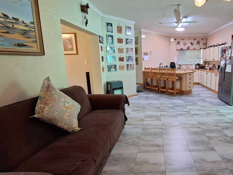 Neat, low-maintenance 3 bedroom face-brick Townhouse - Photo 8