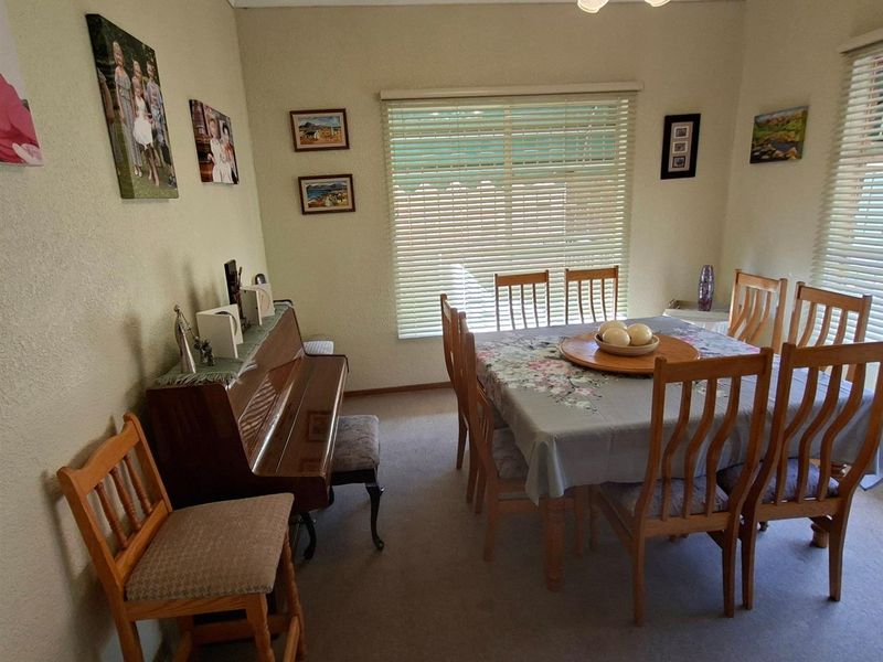 Neat, low-maintenance 3 bedroom face-brick Townhouse - Photo 7