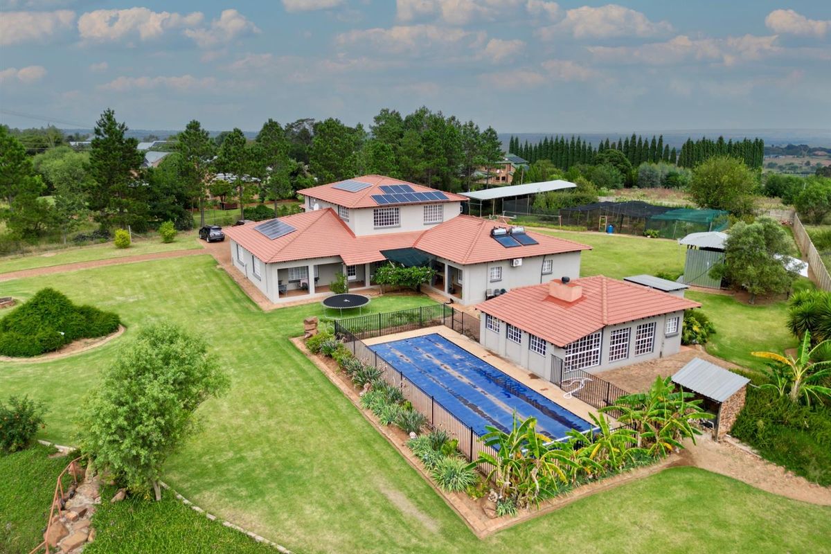 Exceptional Grootfontein Off Grid Living on 1 Hectare - Two Homes, Heated Pool, Solar and Borehole - Photo 3