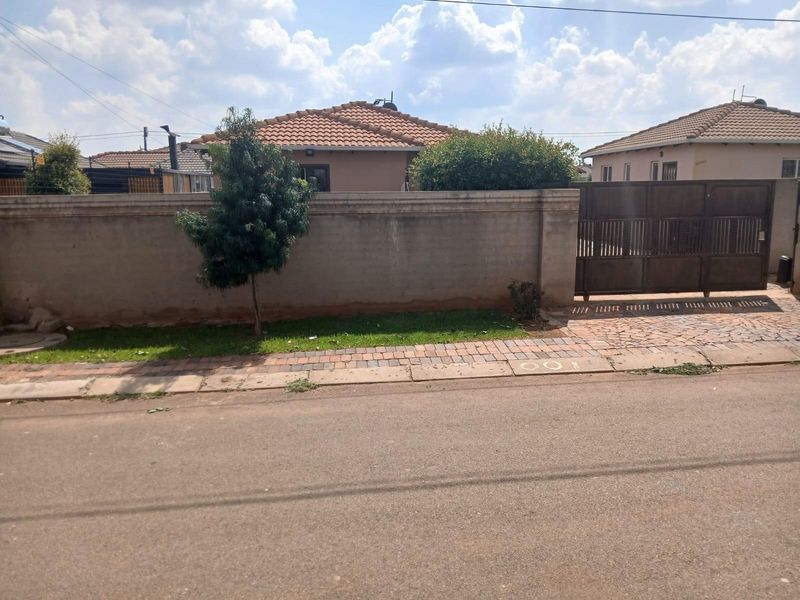 House For Sale in Protea Glen, Soweto - Photo 2
