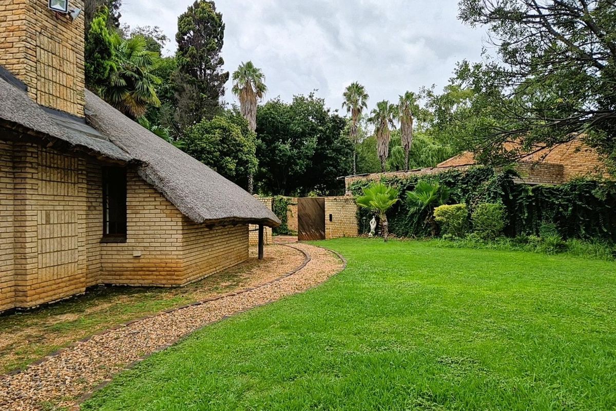 Spacious 5-Bedroom Home with 2 Income-Generating Apartments Mooirivier Park, Potchefstroom - Photo 2