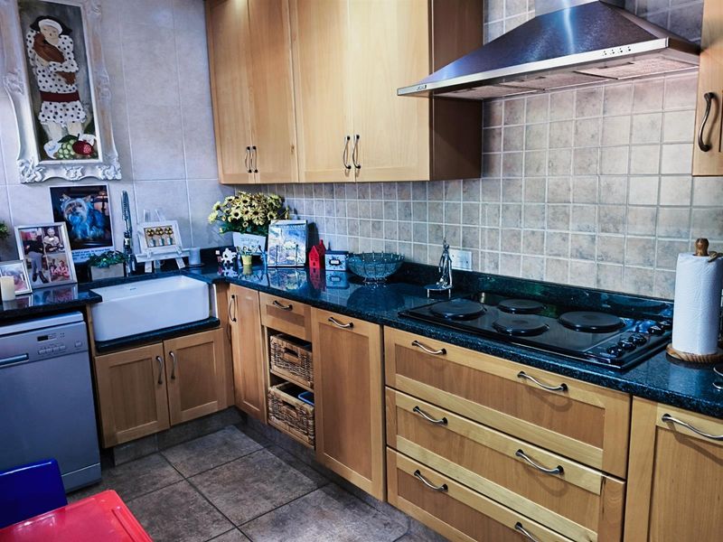 Spacious 4 Bedroom House on corner stand in central position in Eldoraigne, Centurion - Photo 9