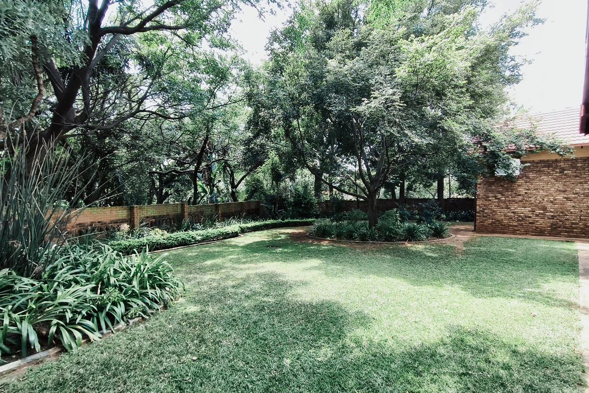 Spacious 4-Bedroom House on large corner stand in central position in Eldoraigne, Centurion - Photo 4
