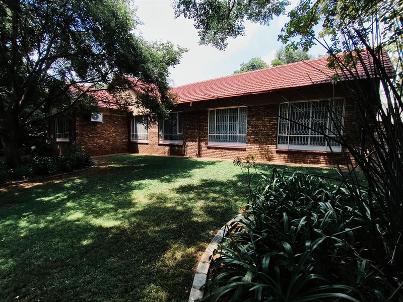 Spacious 4-Bedroom House on large corner stand in central position in Eldoraigne, Centurion - Photo 3