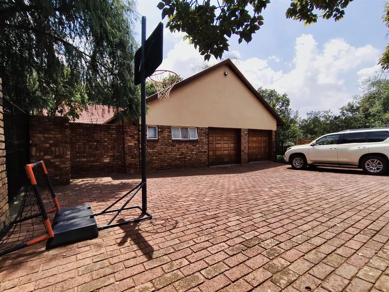 Spacious 4-Bedroom House on large corner stand in central position in Eldoraigne, Centurion - Photo 6